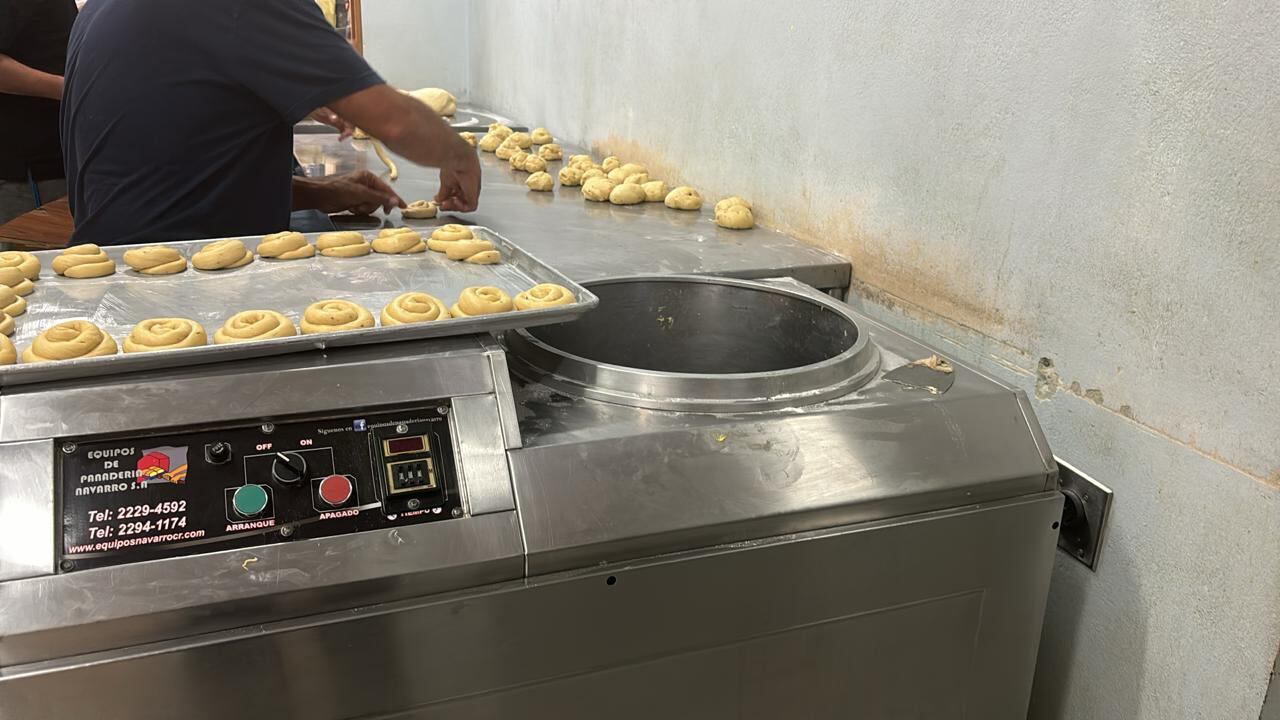 Personas que vivieron en la calle ahora hacen pan par ayudar al centro donde reciben tratamiento