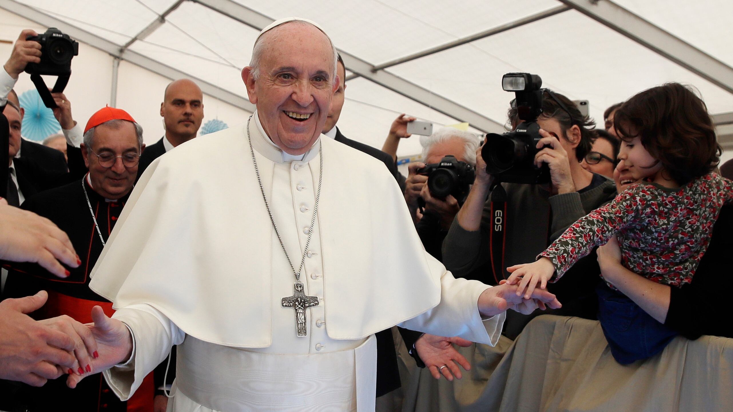 El Papa Francisco es bienvenido cuando llega a visitar y celebrar una misa en la iglesia parroquial de San Giulio en Roma, el domingo 7 de abril de 2019. 
Foto: AP