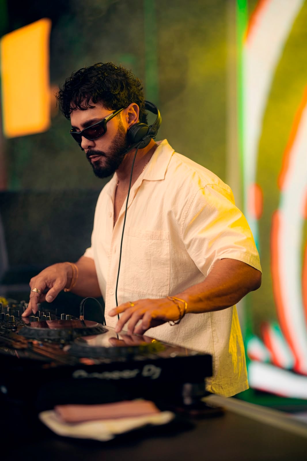 Daniel Carvajal, conocido ahora como DJ Leinad, lanzó su primer tema musical llamado "Duro".