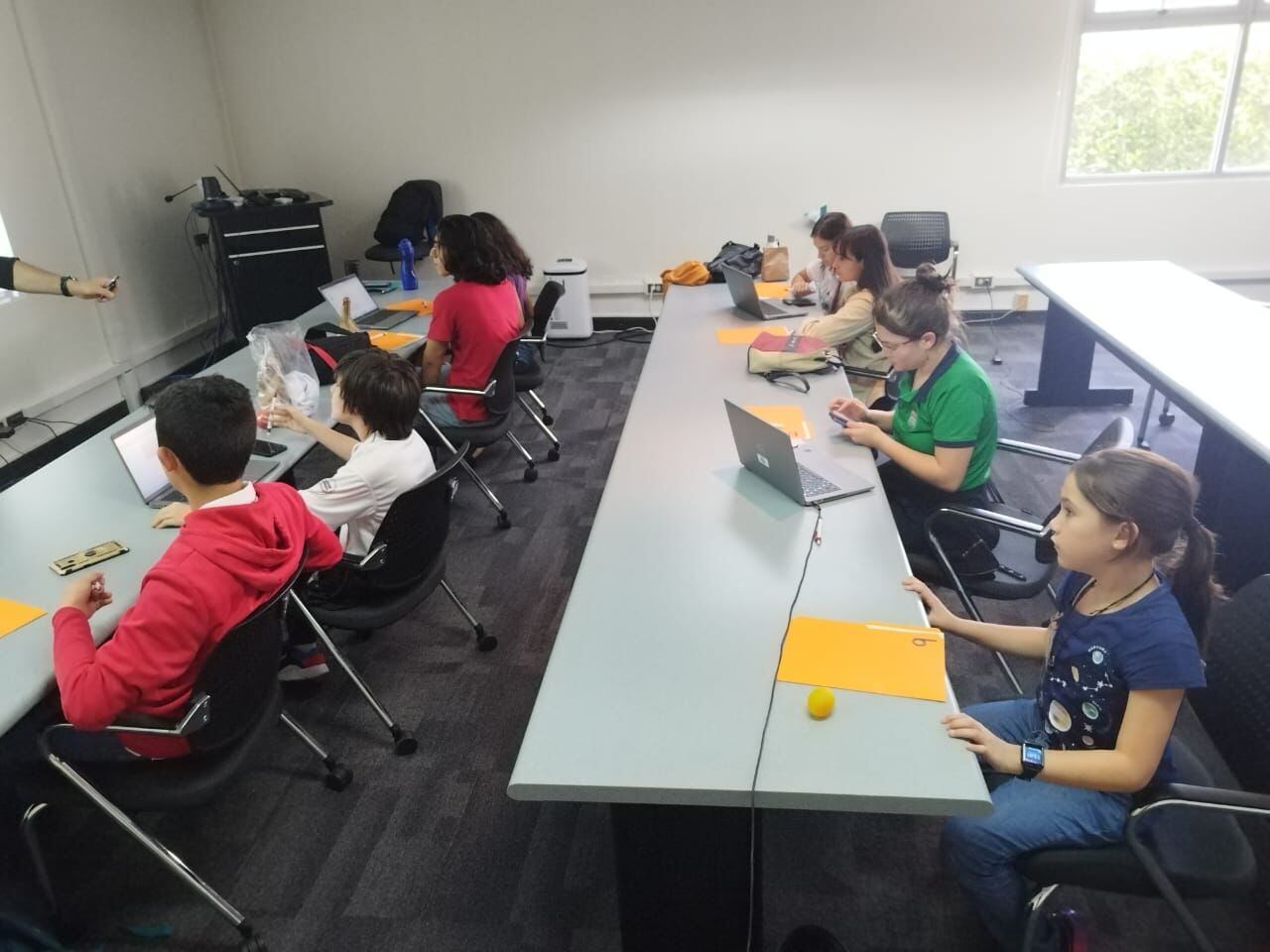 El Ministerio de Educación (MEP) logró juntar a 130 niños genio del país en un solo lugar, un mismo día y a la misma hora. El MEP los llama niños con alto potencial y talento y fueron juntados en el Primer Encuentro Estudiantil de Alto Potencial Unidos para crecer