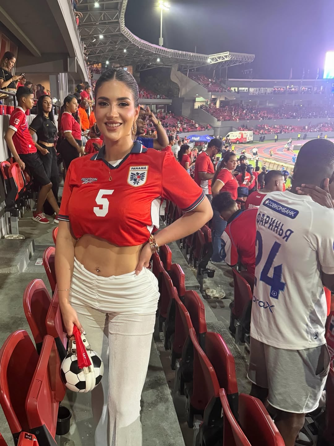 La periodista costarricense Francesca Chinchilla es la novia del seleccionado panameño Edgardo Fariña