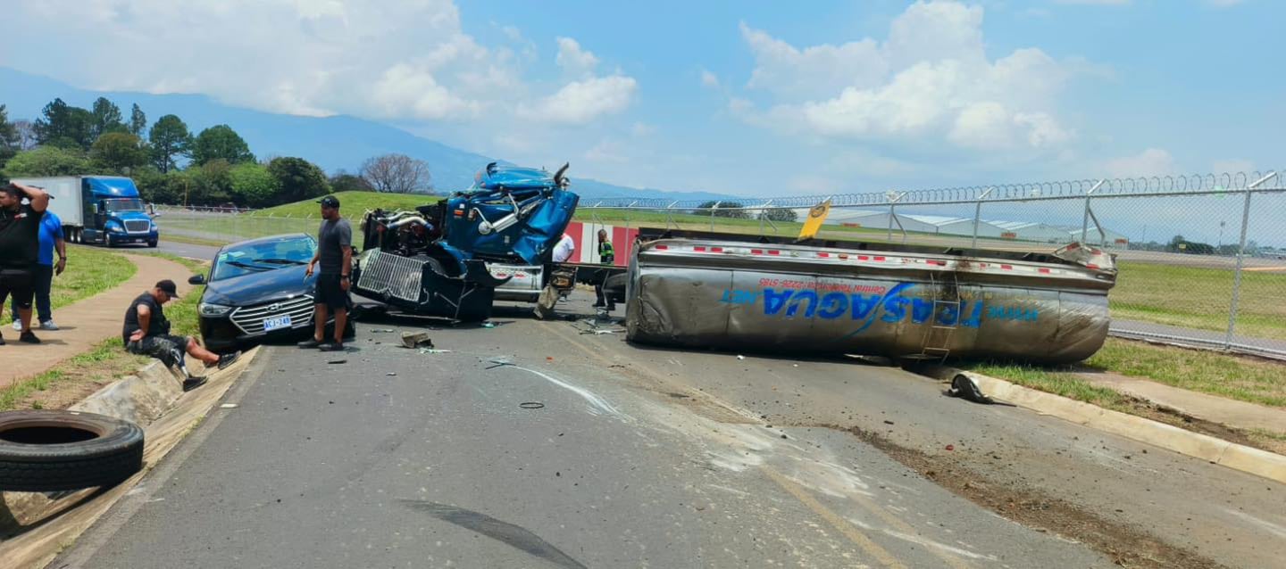 Un aparatoso accidente de tránsito generó gran impacto la mañana del lunes 27 de abril del 2026, en Río Segundo de Alajuela, a un costado del aeropuerto Juan Santamaría. Foto: Tomada de redes sociales