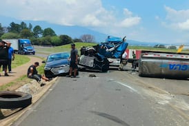 Impactante accidente en Alajuela: carro queda destruido y cisterna volcada