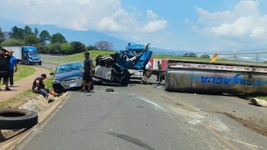 Impactante accidente en Alajuela: carro queda destruido y cisterna volcada