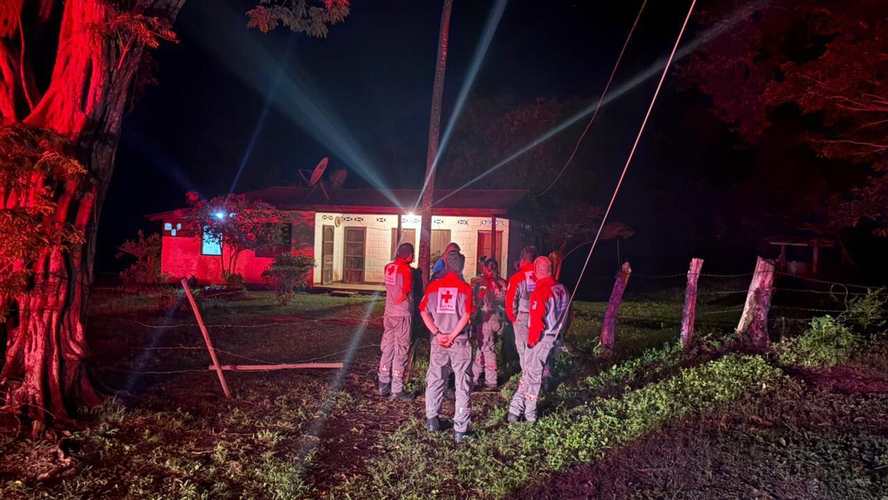 Un senderista de 18 años vivió 12 horas de terror al estar extraviado en las montañas de Cañas Dulces de Liberia, Guanacaste. Foto: Cruz Roja