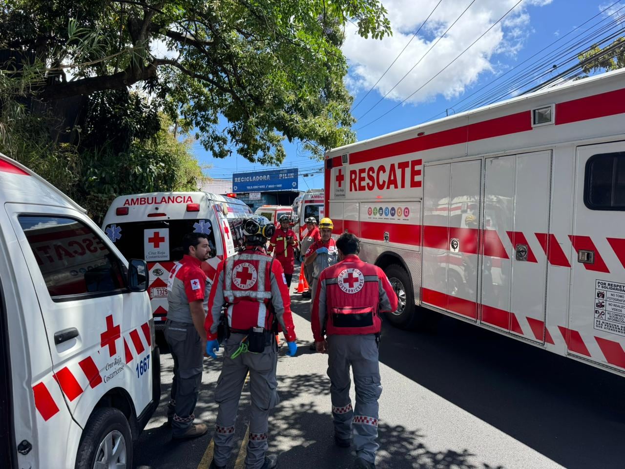 La Cruz Roja desplazó varias unidades a Hatillo para atender la emergencia.