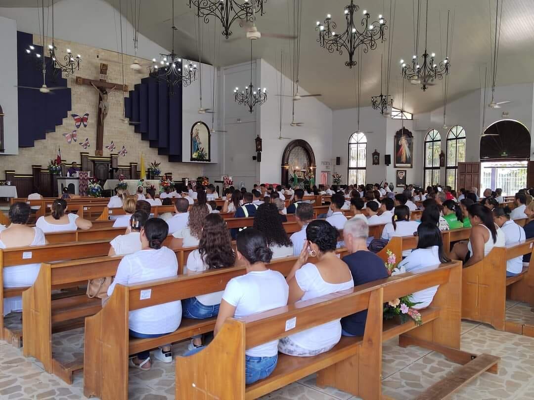 Yendry Castro García fue despedida entre girasoles, globos blancos y rosados los cuales eran su color preferido. Foto: Tomada de Redes sociales