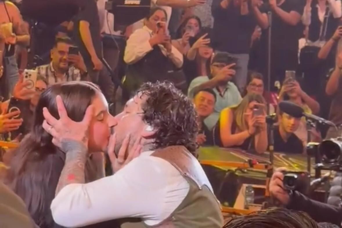 Christian Nodal protagonizó acaramelado momento con Ángela Aguilar sin importar las críticas.