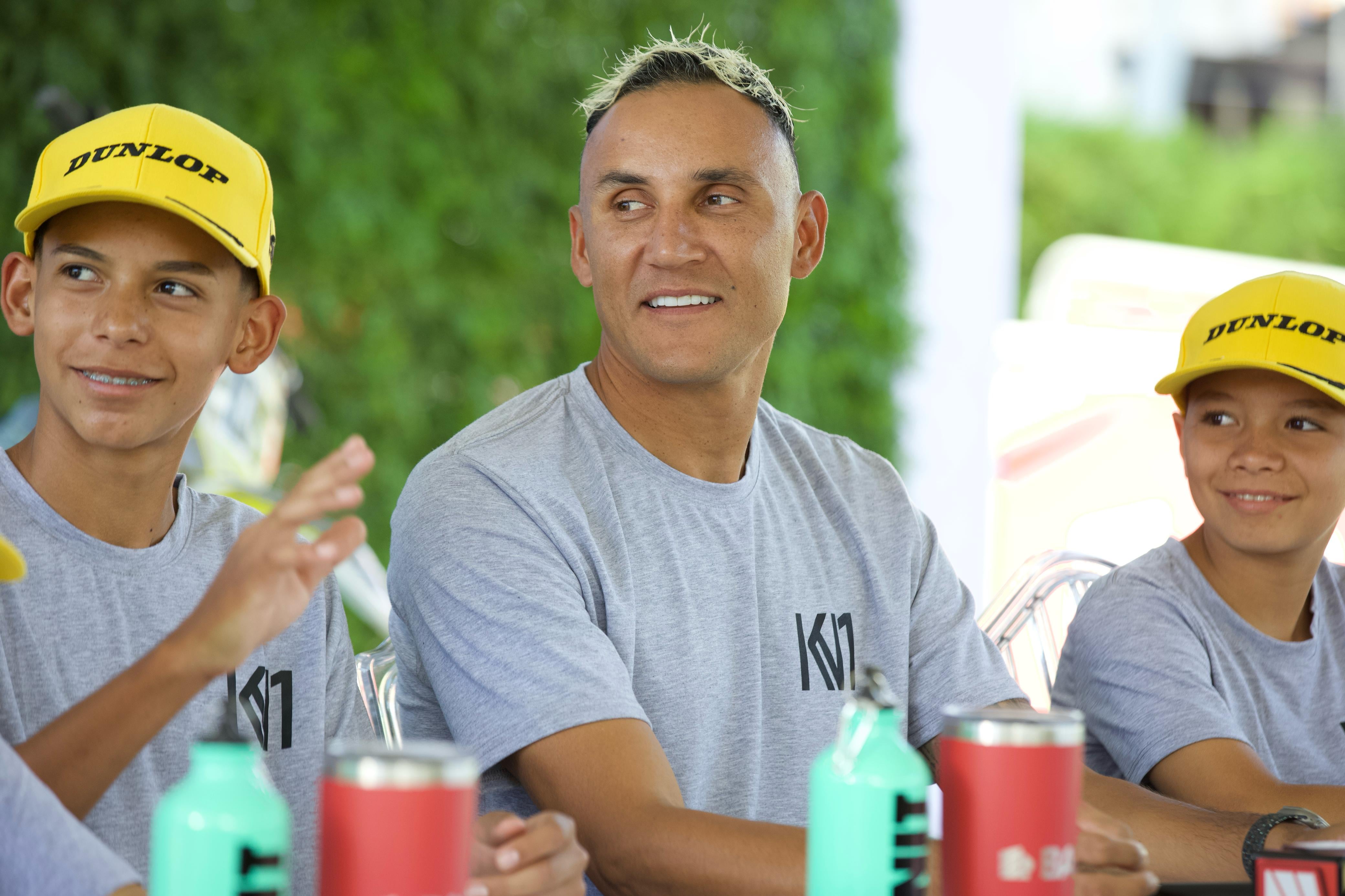 Keylor Navas lució sonriente en la presentación con su nuevo equipo de motocross, KN1.