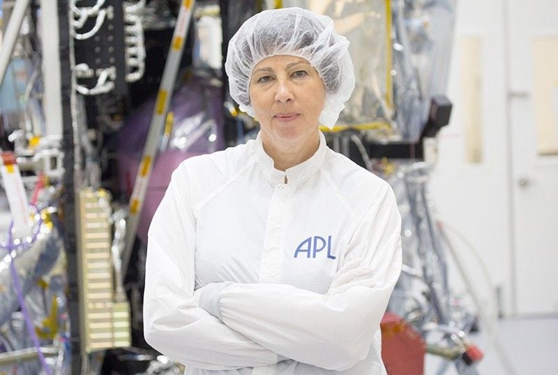Dr. Nicola Nicky Fox ha dirigido 100 misiones de la NASA para explorar los secretos del universo, como el comportamiento en ingravidez y tan profundas como el origen del universo.