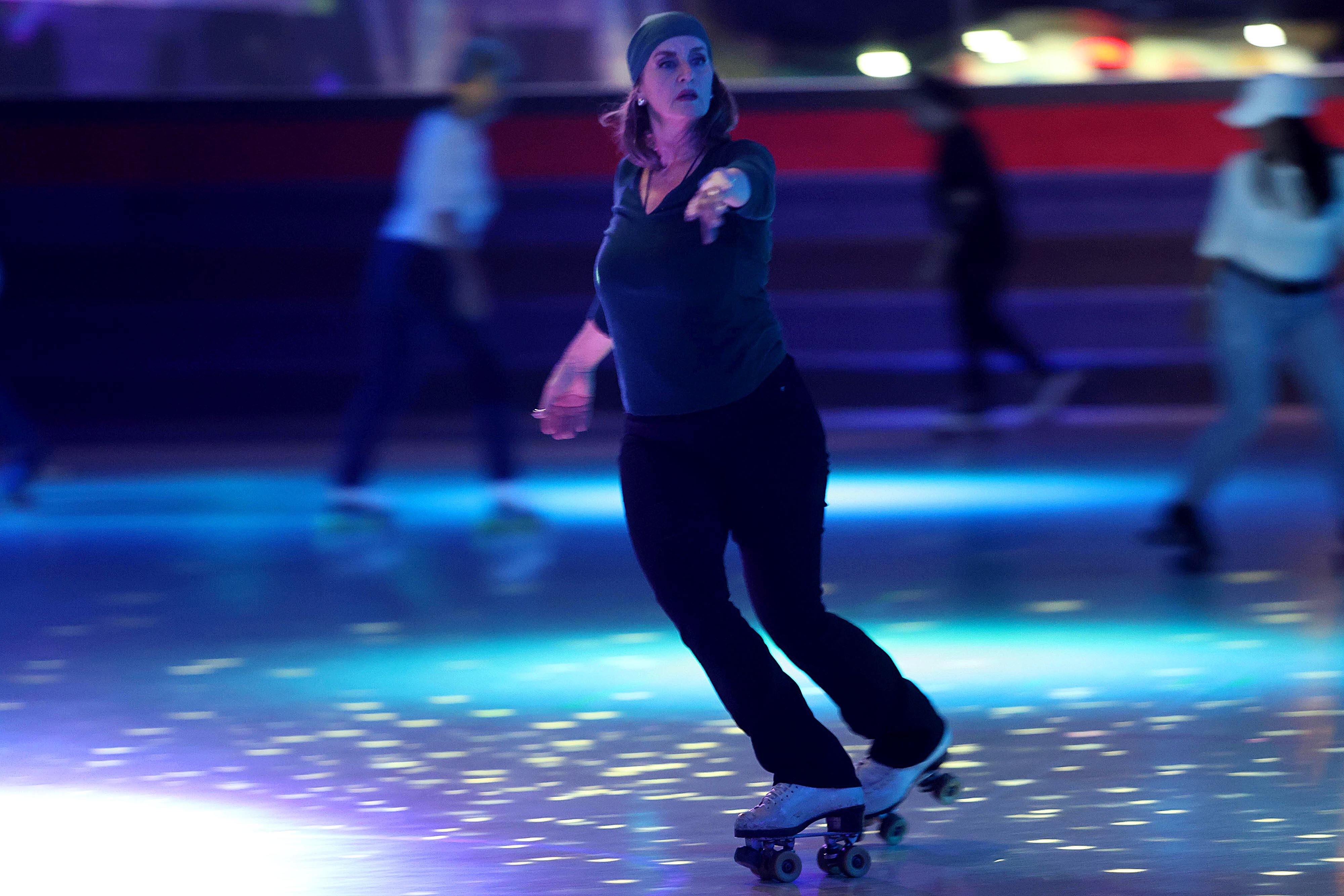 04/03/2024 San Pedro. Patinadores, del grupo de veteranos que todos lunes patinan en el Salón de Patines Music. Foto: Rafael Pacheco Granados