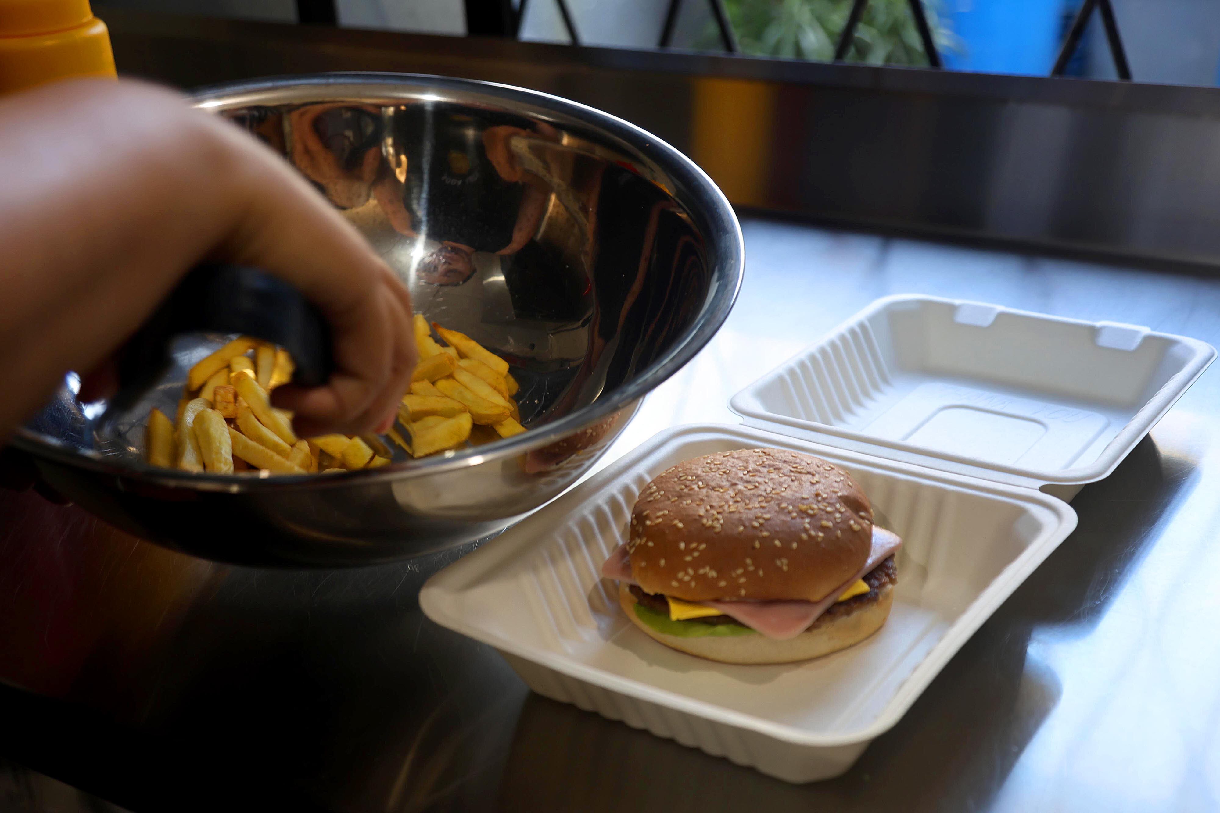 16/04/2024 Llorente de Tibás. Soda Lucy es un local de comida rápida: hamburguesas, sandwiches lápiz, tacos, doraditas, etc. Se trata de una especie de sucursal de la soda original de San Rafael de Oreamuno, en Cartago, con la misma calidad, precios muy accesibles y buena atención. Sus propietarios destacan que todos los alimentos, incluyendo las tortas y la mayonesa, son preparados por ellos mismos. Foto: Rafael Pacheco Granados