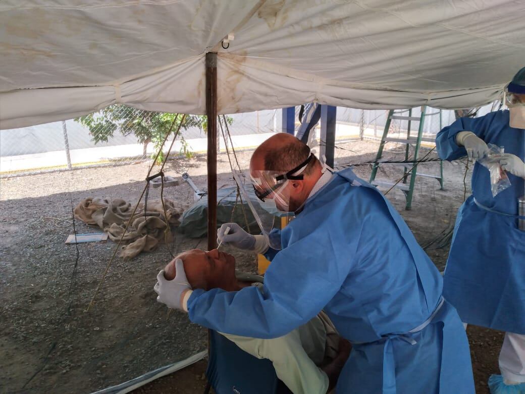 Max Rojas Camacho es un médico general del servicio de Urgencias del área de salud La Cruz quien es, además, el coordinador de respuesta rápida COVID-19 en el cantón