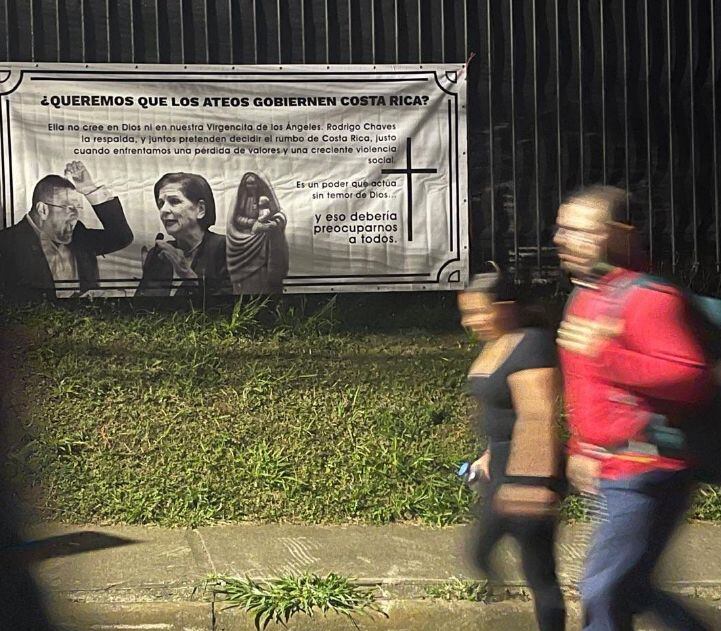 En la romería 2025 le tiraron duro a Pilar Cisneros y Rodrigo Chaves con el tema de Dios. Hubo repartición de papeles con mensaje y hasta una manta