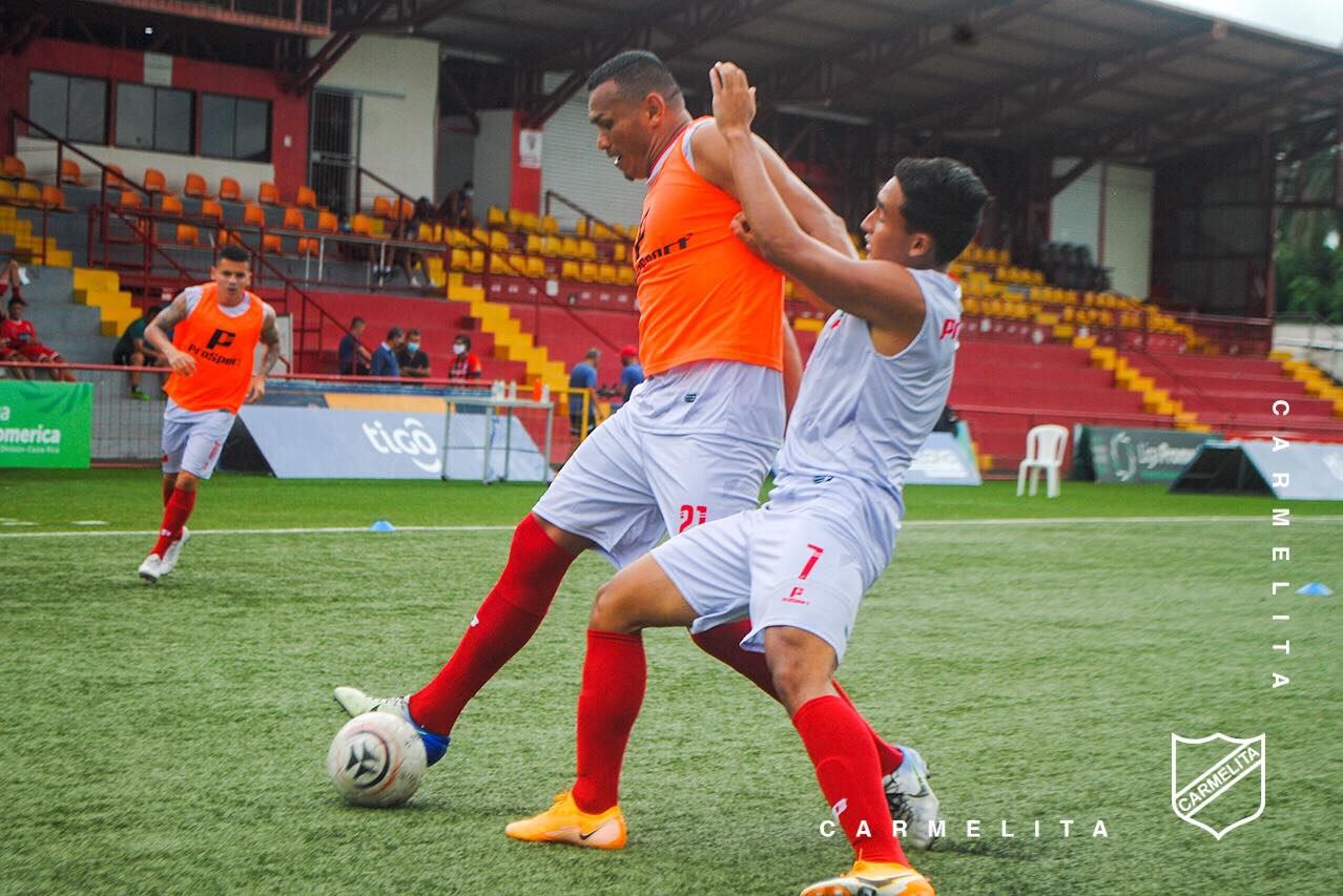 El delantero no se arruga y en cada entrenamiento le pone bonito. Facebook Carmelita.