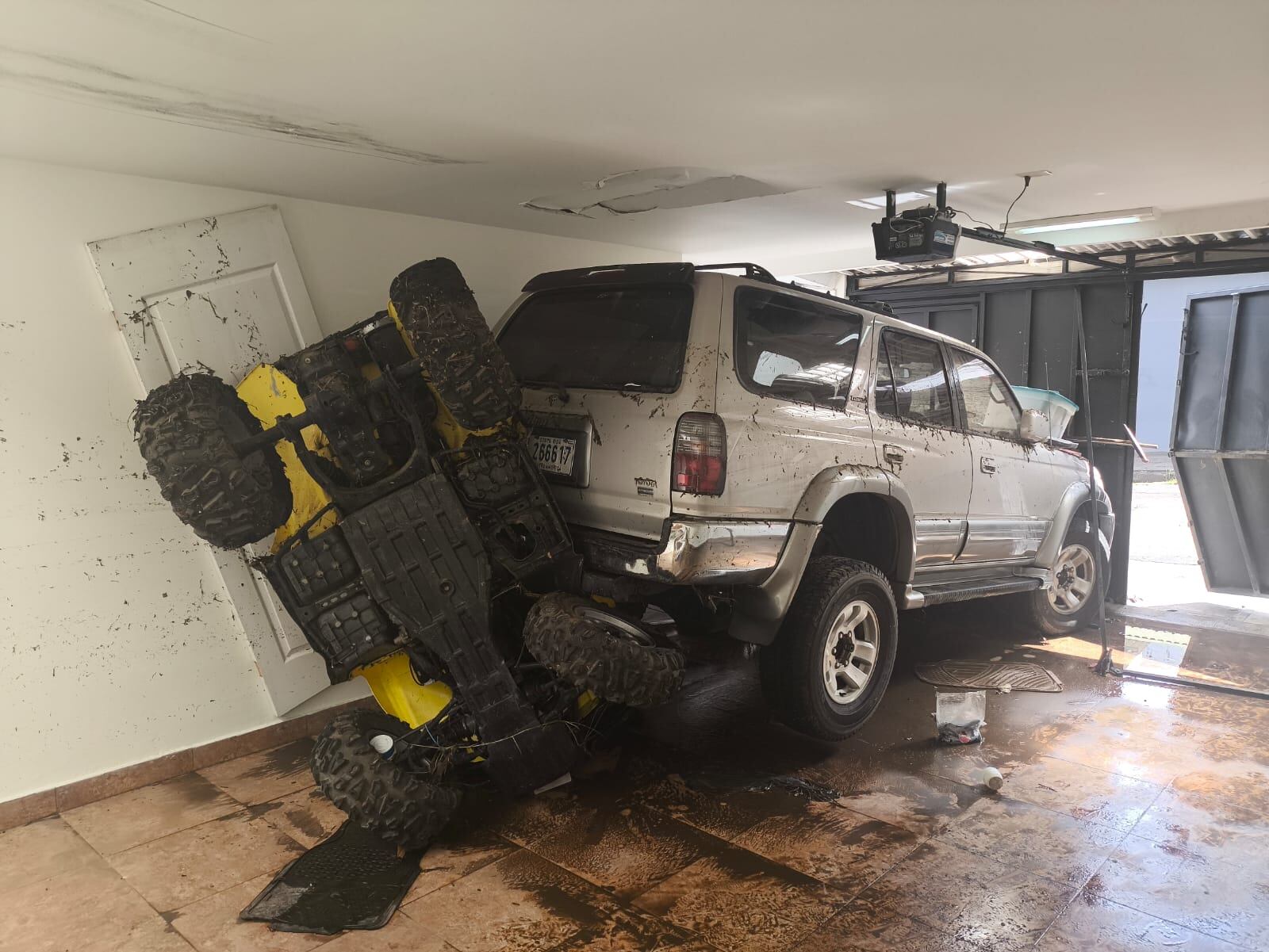 Alexandra Segovia, afectada inundación en barrio Dent. Foto Adrián Galeano
