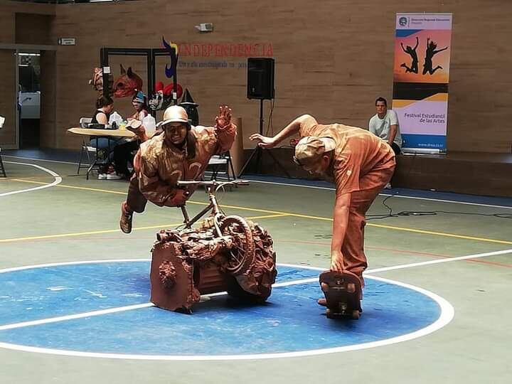 Álvaro Arias Oporta es un muchacho de Grecia que se ha especializado en el arte de la estatua viviente