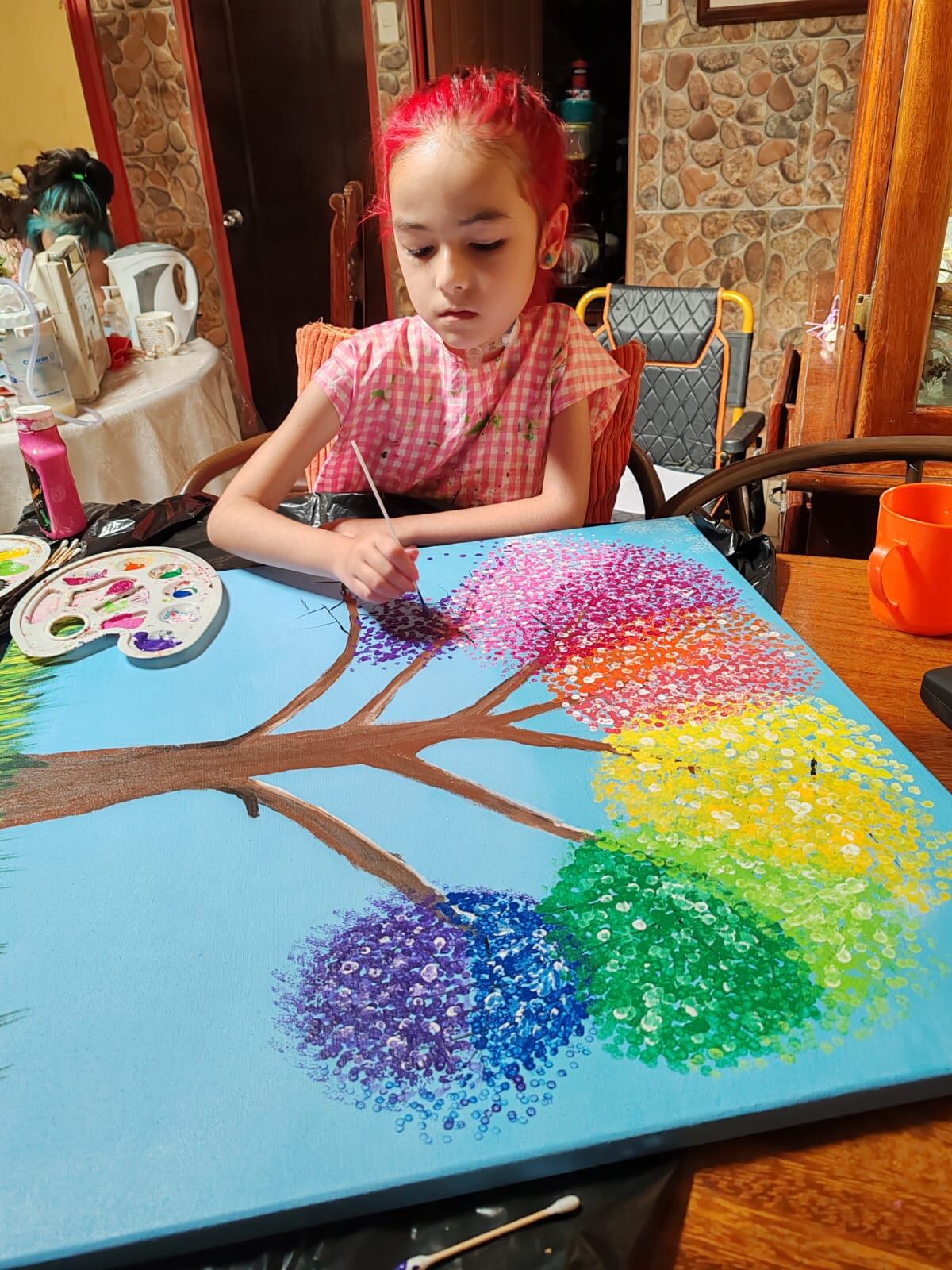 Ebonny Ballestero Rodríguez es una niña de 9 años que baila típico, pinta uñas, ama el maquilla y pinta cuadros, demostrando que utilizar una silla de ruedas no es obstáculo para alcanzar los sueños.