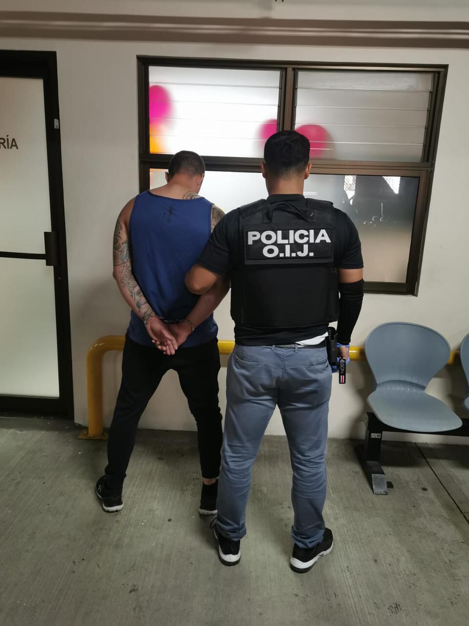 Hombre fue detenido por tacha de carros en un parqueo