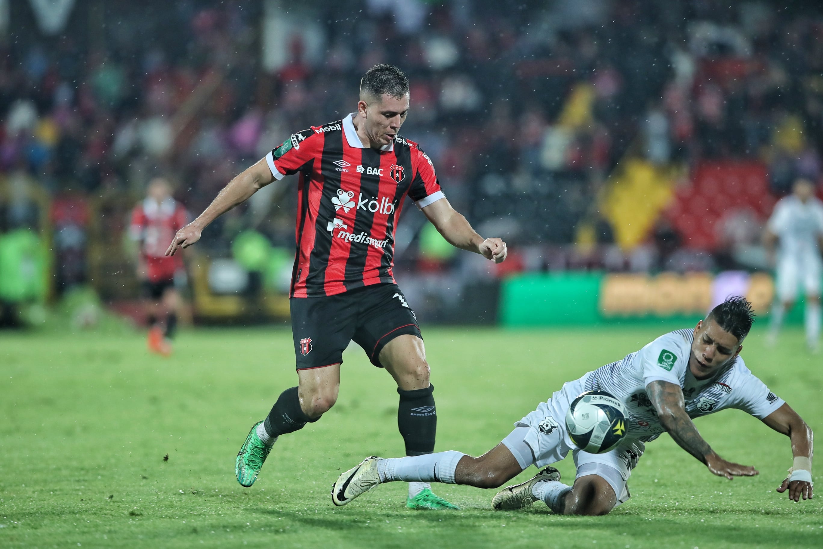 16/05/2024/  Juego entre Liga Deportiva Alajuelense vs Club Sport Herediano por el juego de ida de la semifinal del torneo clausura de la Liga Promerica en el estadio Alejandro Morera Soto / Foto John Durán