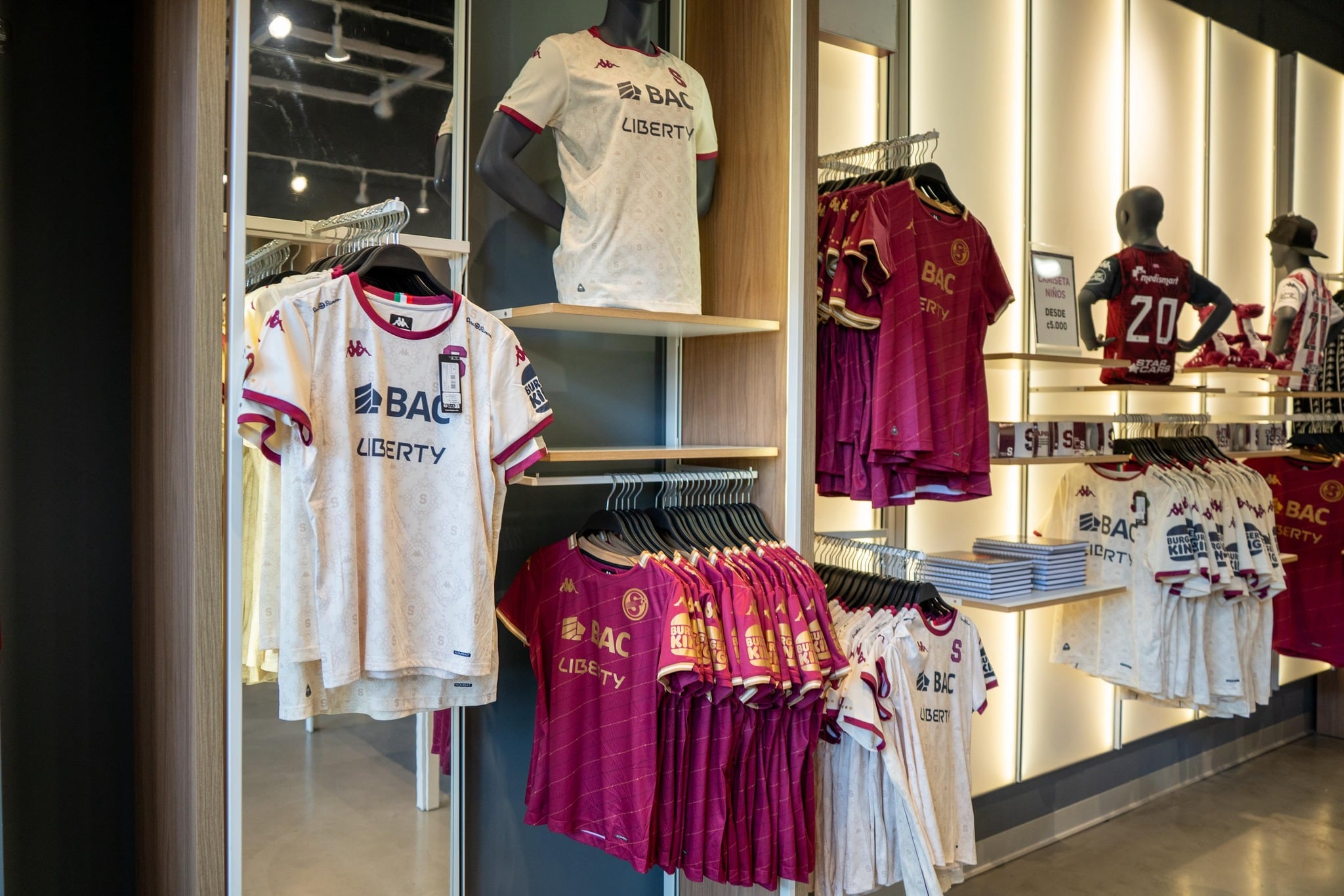 Filas nueva camiseta de Saprissa en Plaza Lincoln