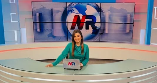 Melissa Durán presentando noticias.