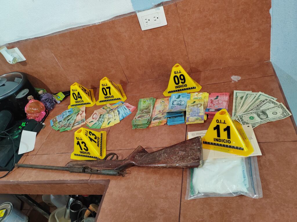 Al sospechoso se le decomisó un arma de fuego, droga y dinero en efectivo.