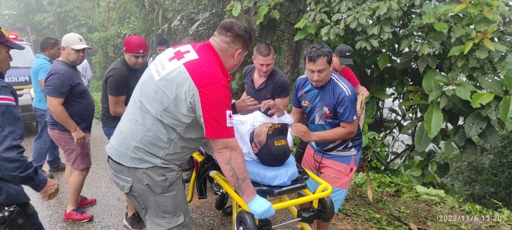 Tráficos heridos por caída de patrulla a guindo. Foto cortesía.