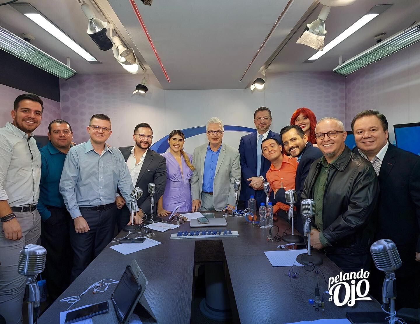 El presidente Rodrigo Chaves Robles estuvo presente en el programa Pelando el Ojo que se transmite en Radio Monumental y fue entrevistado por la mismísima Camelia Llantas