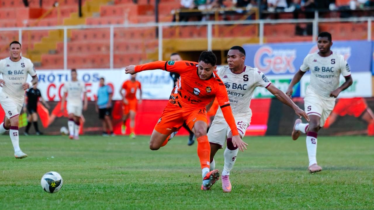 Puntarenas recibio a Saprissa en el Lito Perez