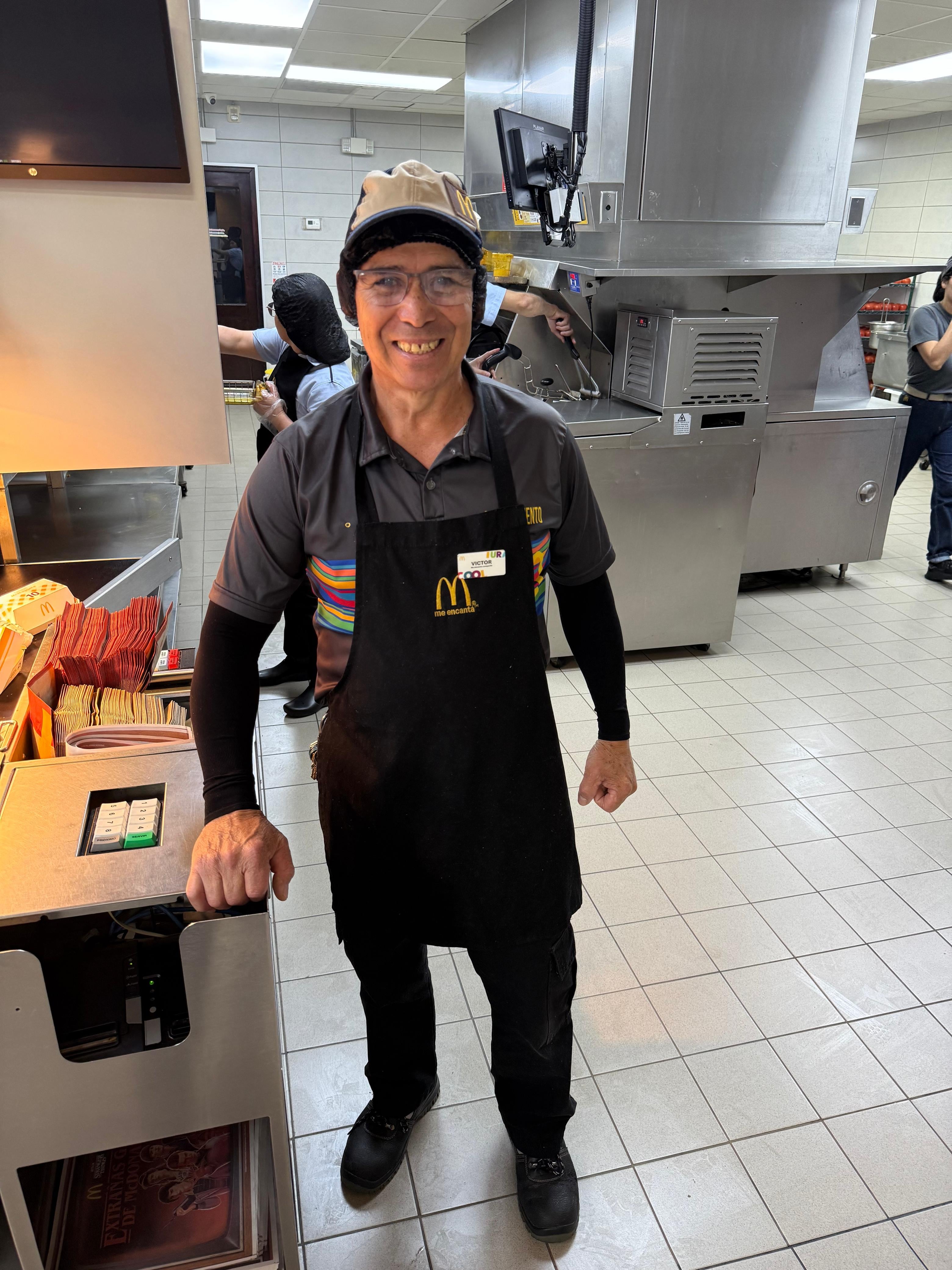 Don Víctor Salas lleva 37 años trabajando en McDonald’s, inició en Guadalupe y cuando llegó al restaurante ubicado frente a Plaza del Sol en Curridabat, todavía lo estaban construyendo.