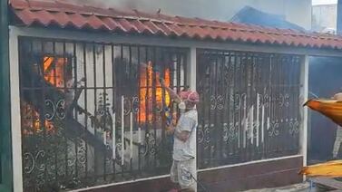 Cruzrojista pierde su casa en incendio, él y su papá de 85 años necesitan ayuda
