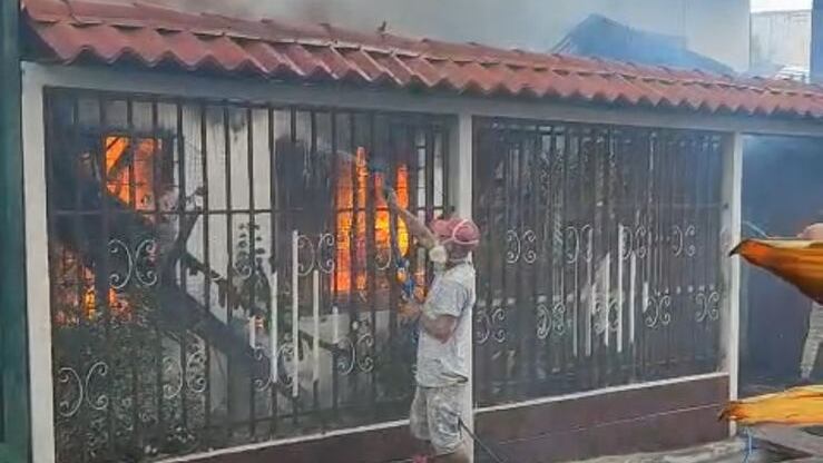 Franklin Fallas Garro, de 55 años, es un cruzrojista voluntario en San Juan de Dios de Desamparados, San José, desde hace 32 años, ha visto muchas emergencias y esta vez le tocó vivir una en carne viva. Foto: Cortesía