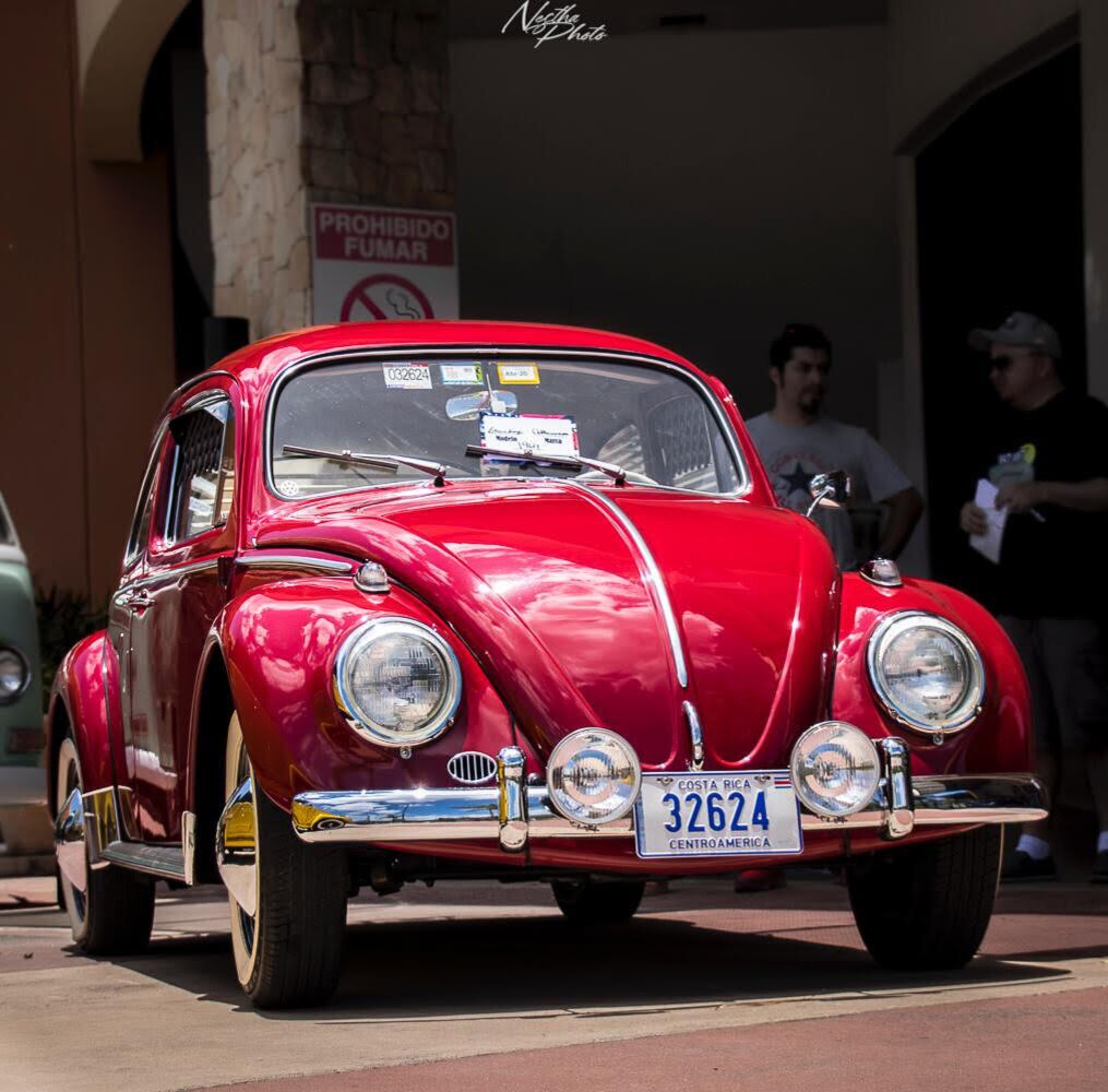Óscar Villalobos Vindas compró en el 2010 un Volkswagen Escarabajo de 1964 que se llama Cerezo y que había salido en la película Ojos bien cerrados del director costarricense, Hernán Jiménez.