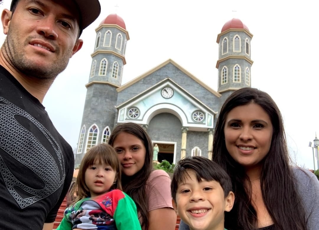 Daniel Cambronero, portero de Santos y su familia. Cortesía.