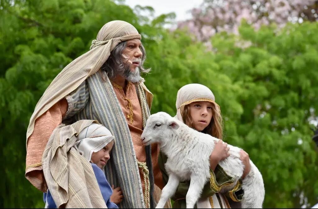 Wilson Ulate Araya es actor sacro profesional, este 2024 cumple 50 años de vida de los cuales 8 los pasó totalmente consumido por el licor y las drogas. En la foto con su hijo Felipe y su sobrina isabella.