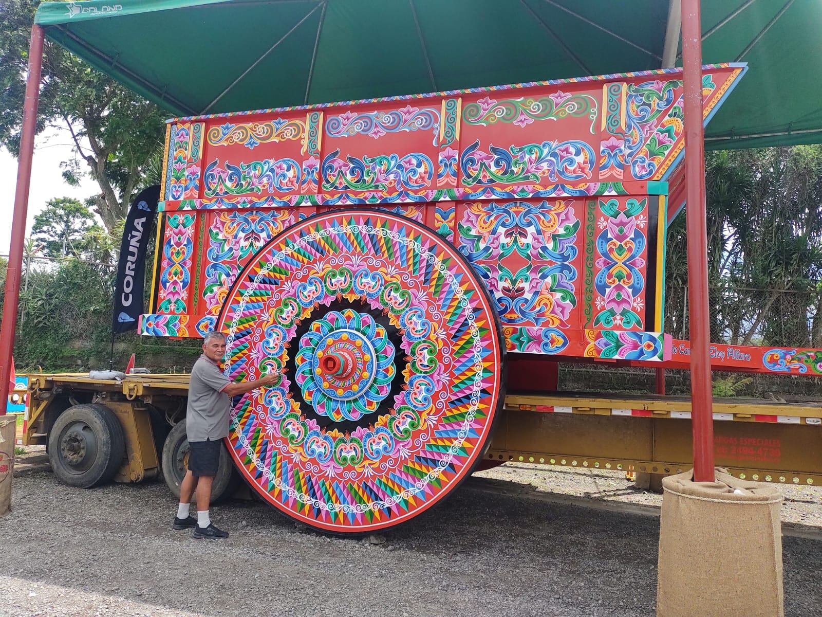En el proceso de restauración, Ronald Alpízar fue el artista encargado de pintar la carreta más grande del mundo que tienen en Sarchí.