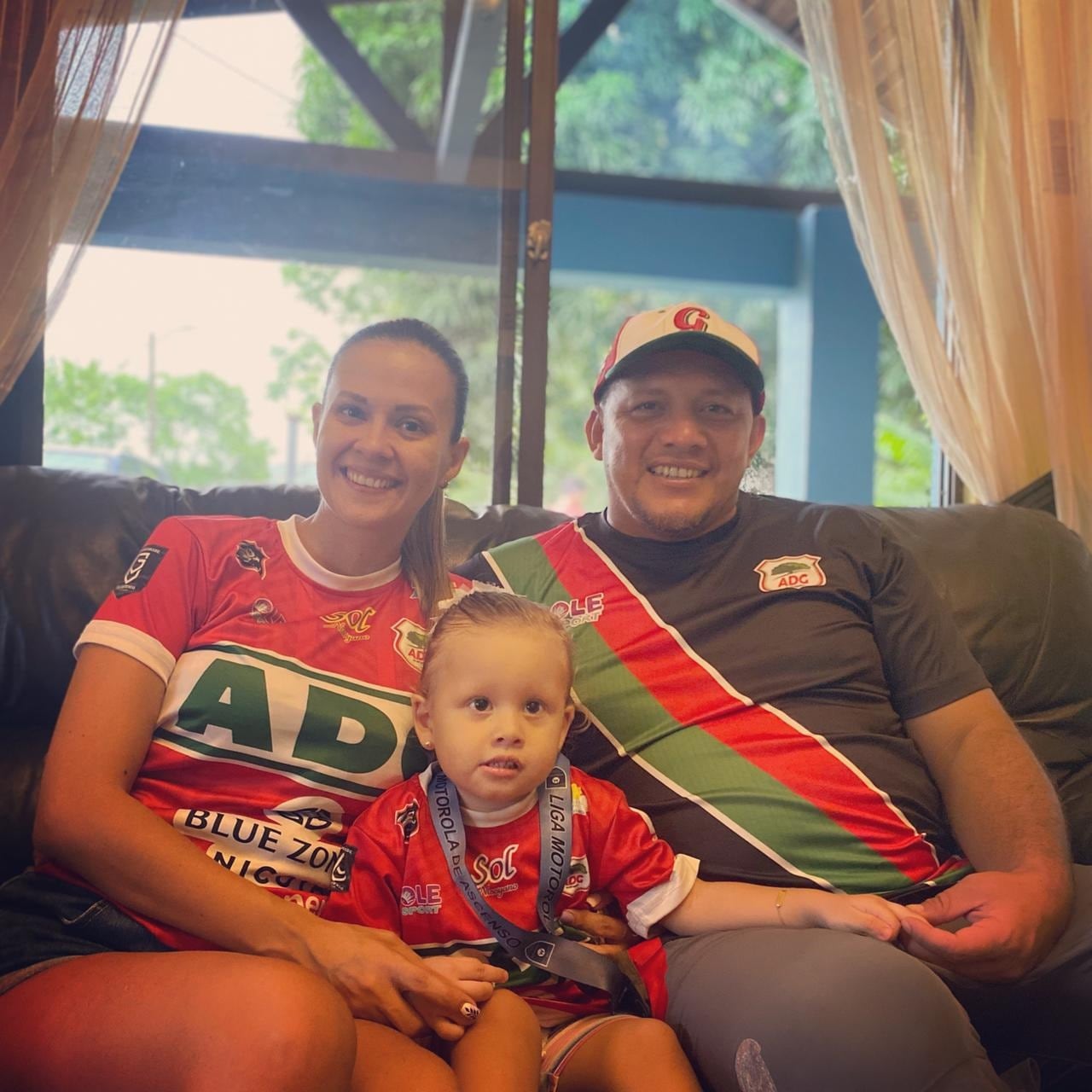 Minor Díaz, técnico de Guanacasteca y su familia. Cortesía.