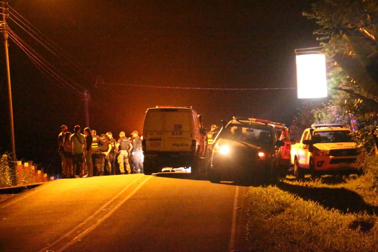 A las 7:50 p. m. la comunidad rural de Carolina, en Cariari de Pococí, fue conmocionada por una lluvia de balas en un bar que dejó tres muertos y dos heridos. Foto: Reiner Montero.