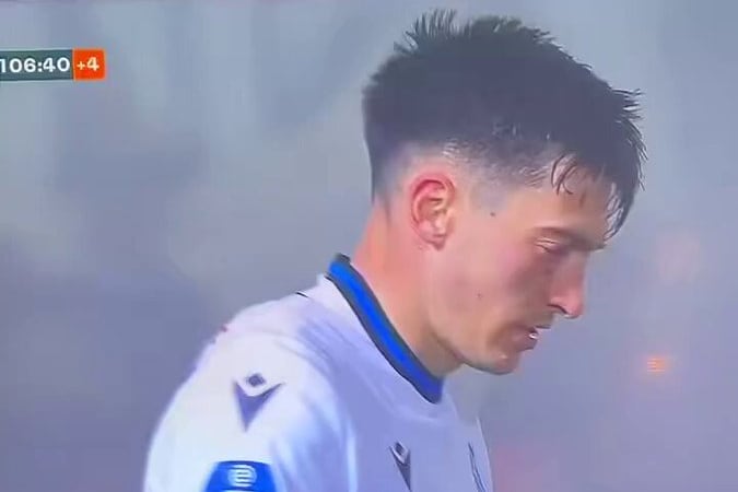 Futbolista se suena la nariz durante el partido y se le “sale un ojo”.