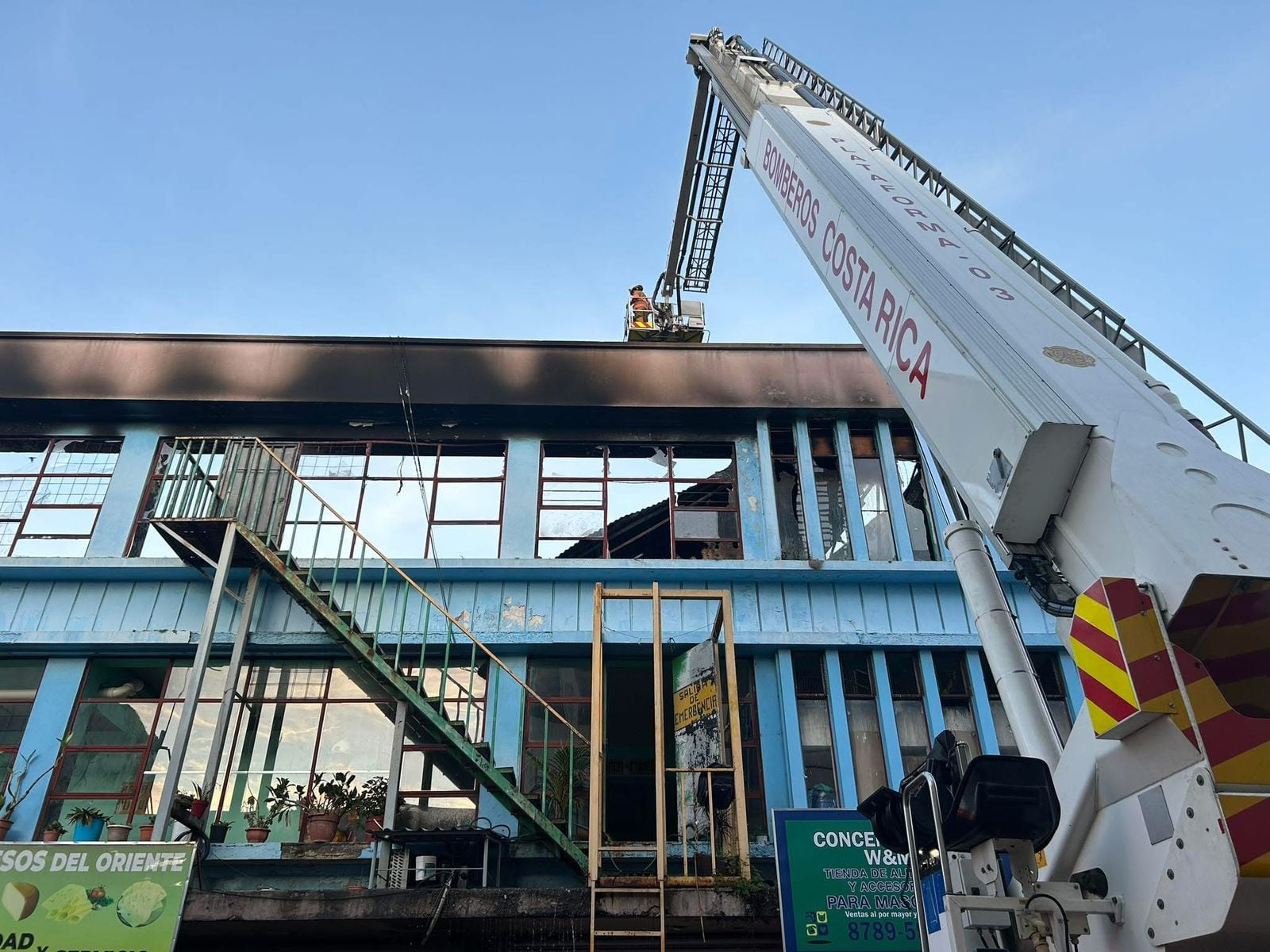 Incendio cobró la vida de cinco personas en un hotel en San José, una persona estará desaparecida. Foto: Bomberos
