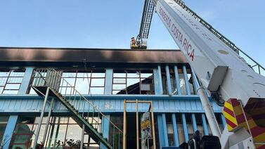 Bomberos buscan a una persona desaparecida tras trágico incendio en hotel de San José