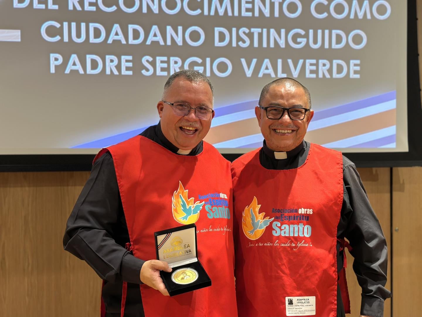 El padre Sergio fue reconocido como ciudadano distinguido en la Asamblea Legislativa.