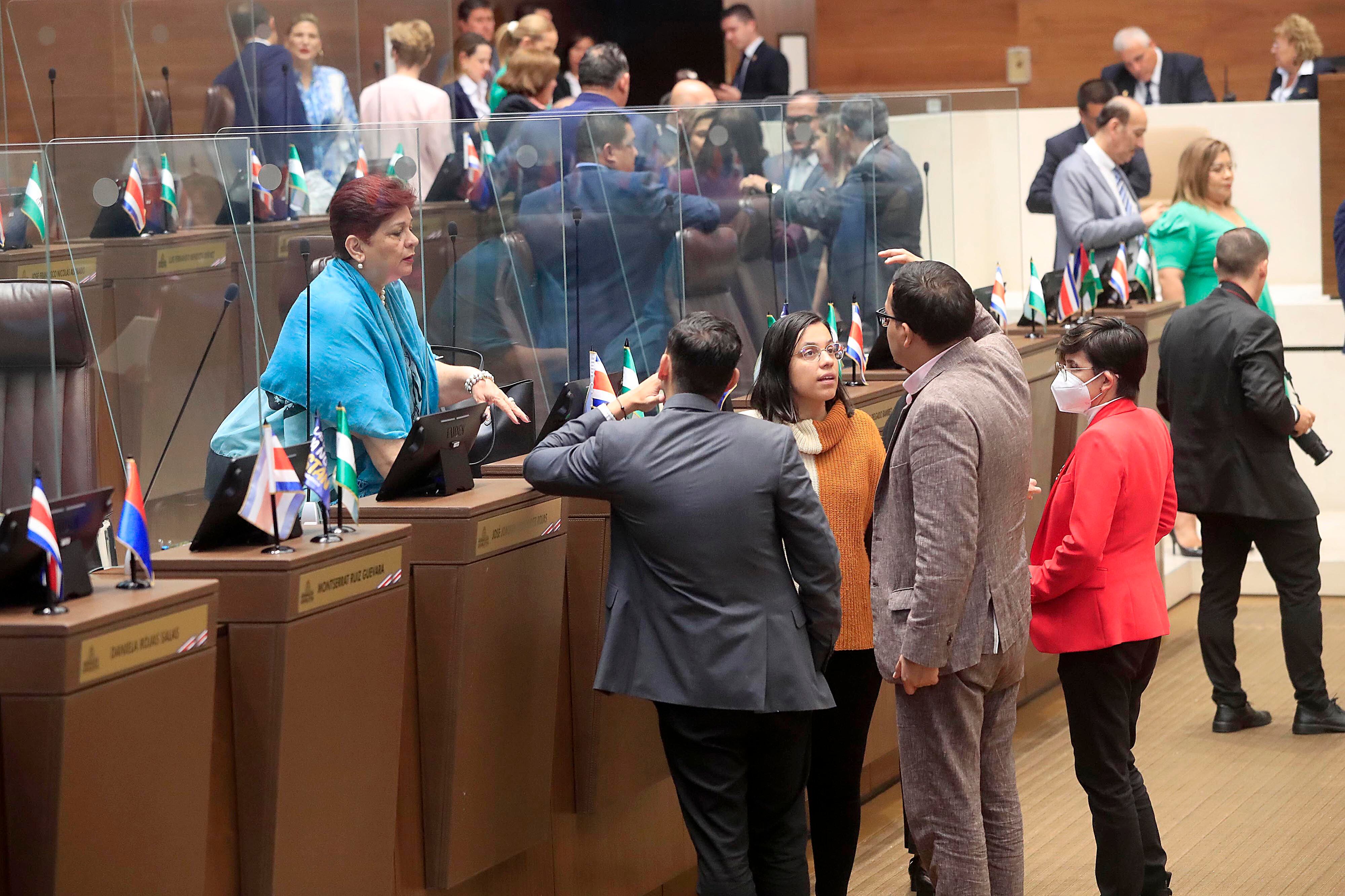 25/01/2023    Asamblea Legislativa. Las diputadas Dinorah Barquero y Sofía Guillén, de los partidos Liberación Nacional (PLN) y Frente Amplio (FA), pidieron una investigación interna por la presencia de dos oficiales de la Unidad Especial de Intervención (UEI) junto con Marta Esquivel, presidenta ejecutiva  de la Caja Costarricense de Seguro Social (CCSS) a su salida de la Comisión de Control de Ingreso y Gasto Público.