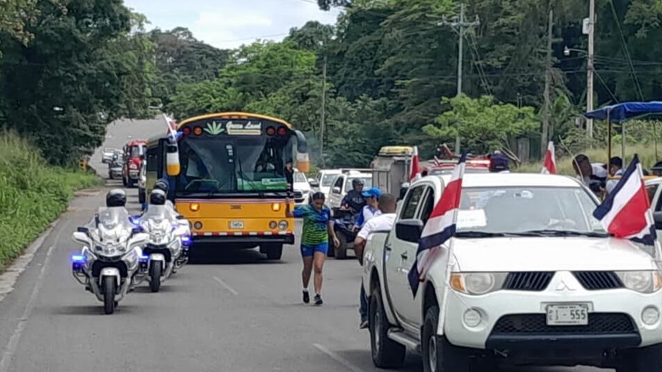 La Ministra de Educación, Katharina Müller Castro, entregó el fuego patrio a la estudiante Hilary Morales Ruiz de undécimo, del Liceo diurno de La Cruz, de Guanacaste, tiene 16 años