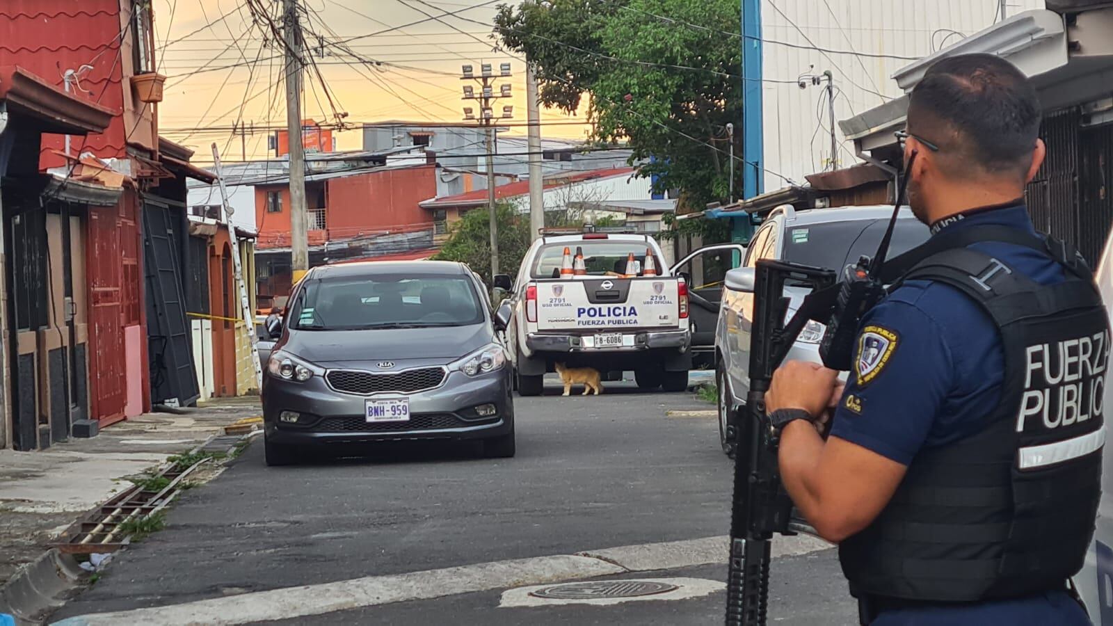 Las autoridades mantienen amplio operativo en dos casas de Los Lara en ciudadela 15 de Setiembre en Hatillo, San José. Foto: La Teja