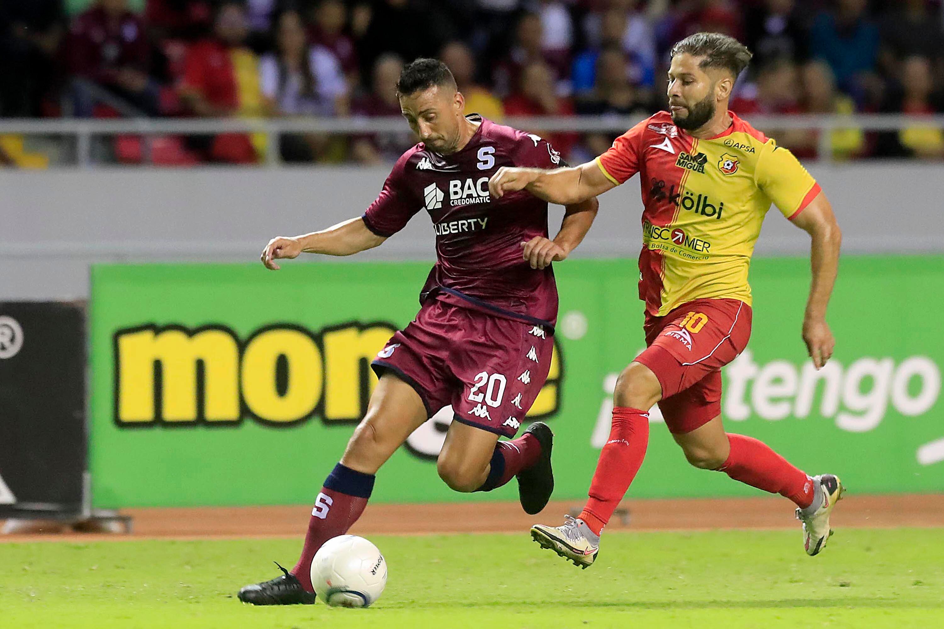 18/07/2023 Estadio Nacional. El Deportivo Saprissa se enfrentó al Club Sport Herediano por la Supercopa. Mariano Torres y Elías Aguilar.