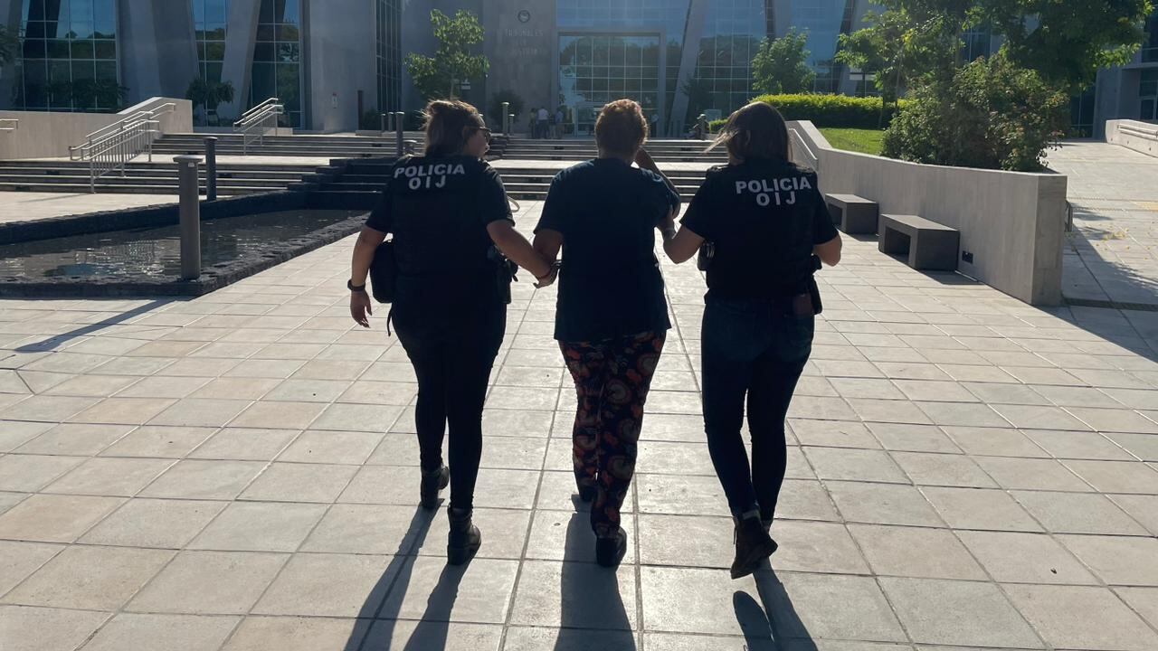 Una adulta mayor de apellidos Sancho Villalta, de 74 años, es sospechosa de explotación laboral contra un guarda de seguridad en Puntarenas. Foto: OIJ