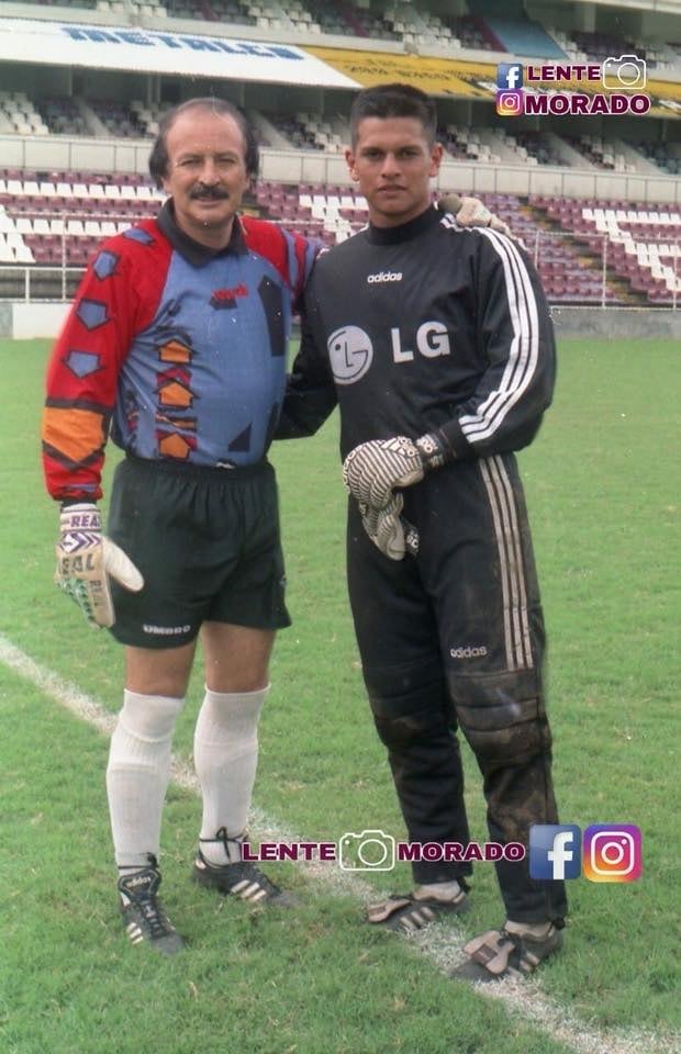 Bobby Álvarez, exportero de Saprissa con Marco Antonio Rojas. Lente Morado.