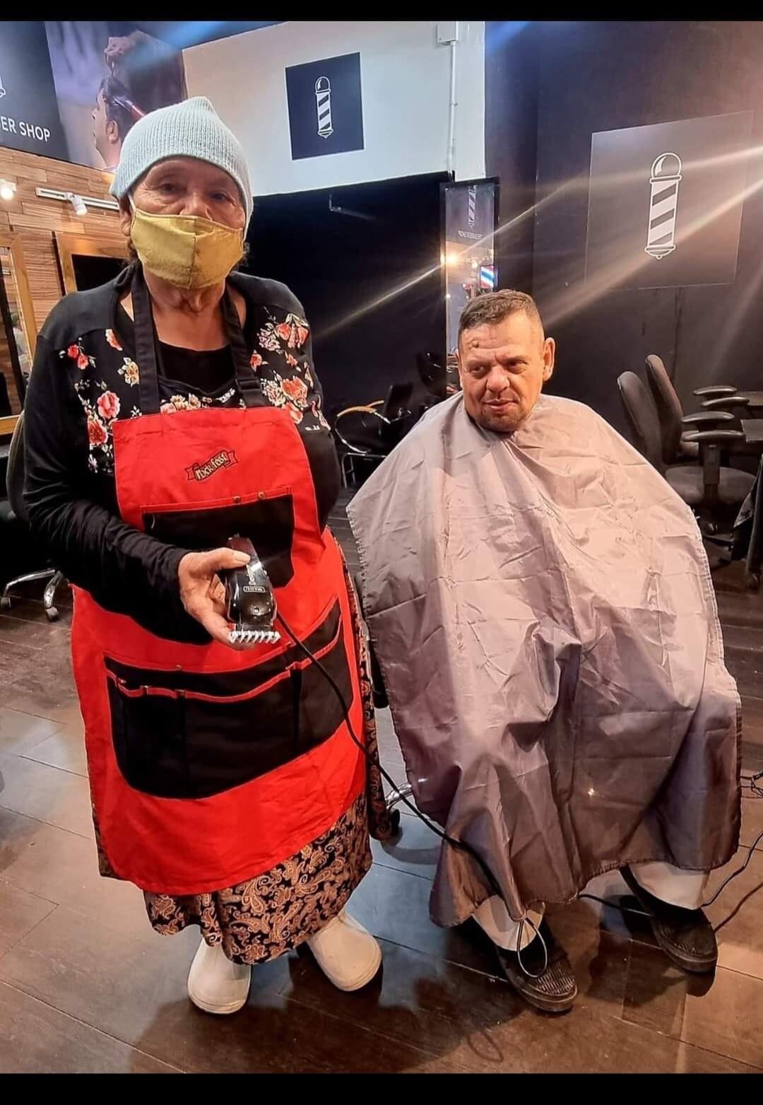 Doña Rosa Hernández logró graduarse de barbera, a sus 77 años.